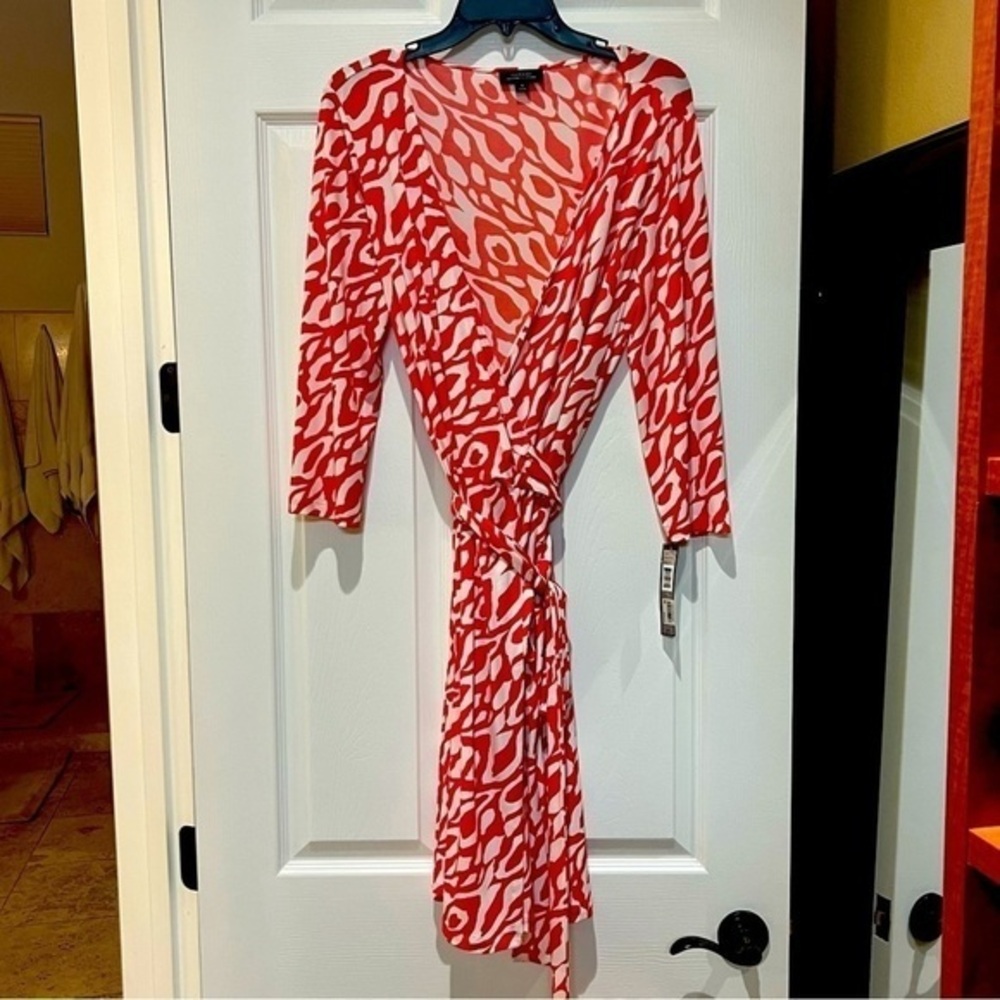 𝅺TAHARI Red/White Wrap Dress